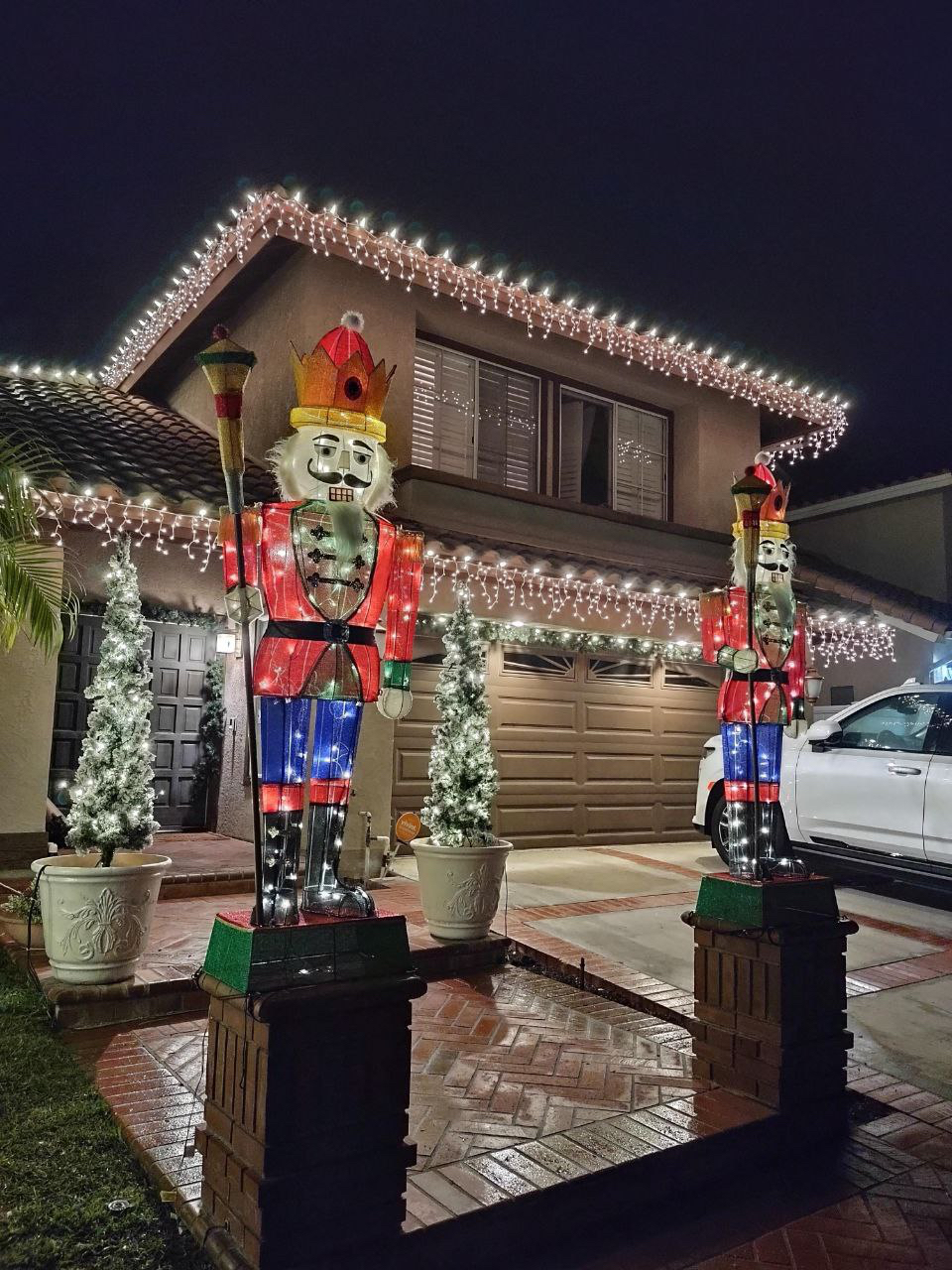 Classic roofline lighting installation